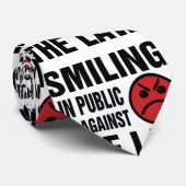 Ein Lächeln in der Öffentlichkeit ist gegen das Ge Krawatte (Gerollt)