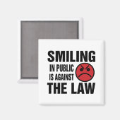 Ein Lächeln in der Öffentlichkeit ist gegen das Ge Magnet (Vorderseite/Rückseite)