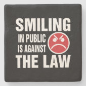 Ein Lächeln in der Öffentlichkeit ist gegen das Ge Steinuntersetzer (Vorderseite)