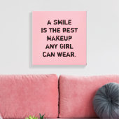 Ein Lächeln ist das beste Makeup, das jedes Mädche Leinwanddruck (Insitu (Wohnzimmer))