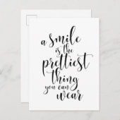 Ein Lächeln ist das hübschste, was man tragen kann Postkarte (Vorne/Hinten)