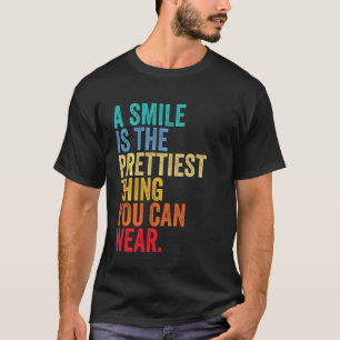 Ein Lächeln ist das Hübschste, was man tragen kann T-Shirt