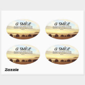 "Ein Lächeln ist ein Licht" Inspiration Zitat Ovaler Aufkleber (Blatt)