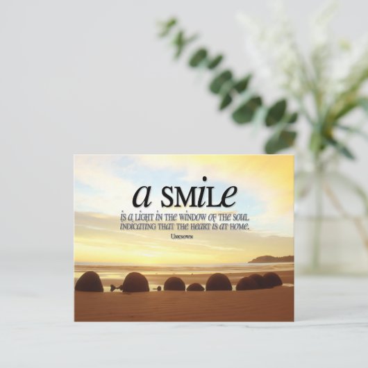 "Ein Lächeln ist ein Licht" Inspiration Zitat Postkarte (Stehend Vorderseite)