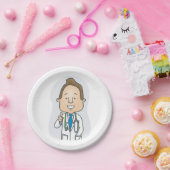 Ein lächelnder Arzt, der mit Stethoskop die Daumen Pappteller (Party)