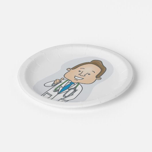 Ein lächelnder Arzt, der mit Stethoskop die Daumen Pappteller (Schrägansicht)