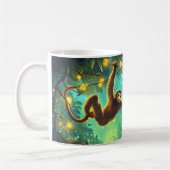 Ein lächelnder junger Affe schwingt durch üppige T Kaffeetasse (Links)