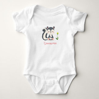 Ein lächelndes Baby-Skunk mit gelber Blume Baby Strampler