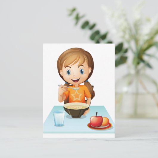 Ein lächelndes Mädchen, das ihr Frühstück isst Postkarte (Stehend Vorderseite)