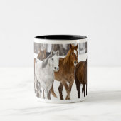 Ein landschaftlicher Winter Zweifarbige Tasse (Mittel)