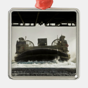 Ein LandungsbootLuftpolster bereitet vor sich Ornament Aus Metall