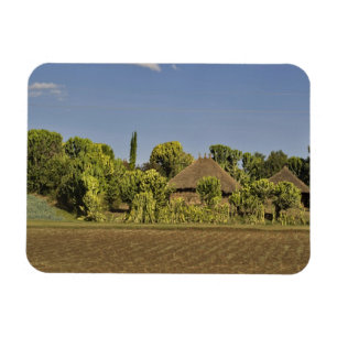 Ein landwirtschaftlich genutztes Feld vor Häusern Magnet