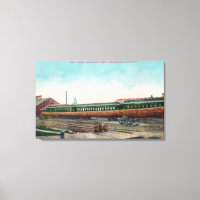 Ein langer Baumkronen-Log über Eisenbahnstrecken