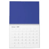 Ein lebendiger, blauer Hintergrund mit einem weiße Kalender (Jan 2027)