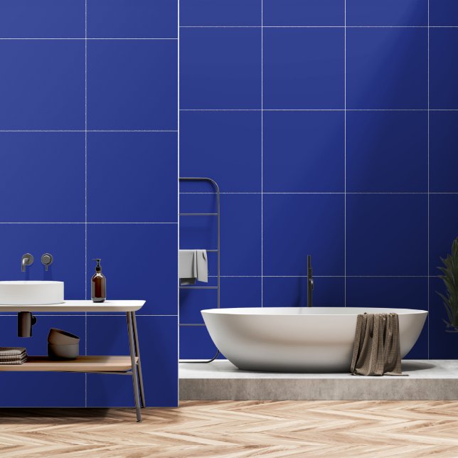 Ein lebendiger, blauer Hintergrund mit einem weiße Tapete (Badezimmer)