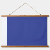 Ein lebendiger, blauer Hintergrund mit einem weiße Wandteppich Mit Holzrahmen (Vorderseite)