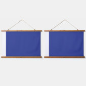 Ein lebendiger, blauer Hintergrund mit einem weiße Wandteppich Mit Holzrahmen (Doppelt)