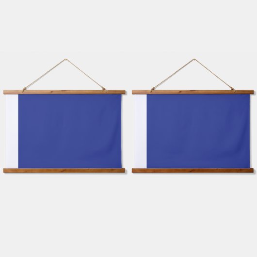 Ein lebendiger, blauer Hintergrund mit einem weiße Wandteppich Mit Holzrahmen (Doppelt)