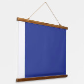 Ein lebendiger, blauer Hintergrund mit einem weiße Wandteppich Mit Holzrahmen (Gewinkelt)