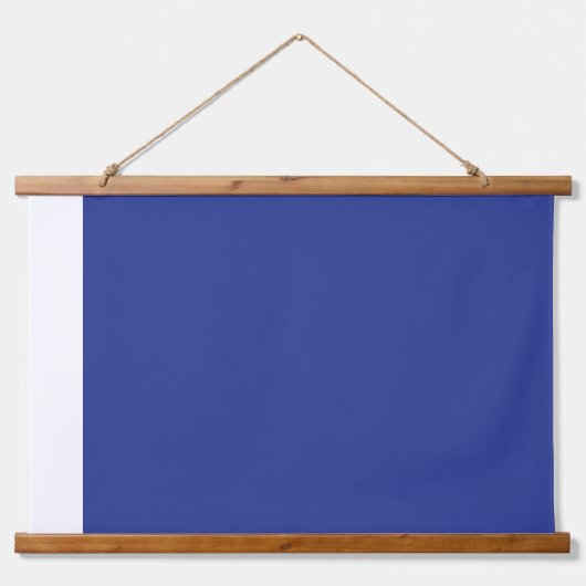 Ein lebendiger, blauer Hintergrund mit einem weiße Wandteppich Mit Holzrahmen (Vorderseite 2)