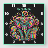 Ein lebendiger Elefant umgeben von bunten Süßigkei Quadratische Wanduhr (Vorderseite)