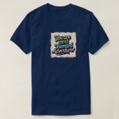 Ein lebendiger, typografischer Abenteuer-T - Shirt (Design vorne)