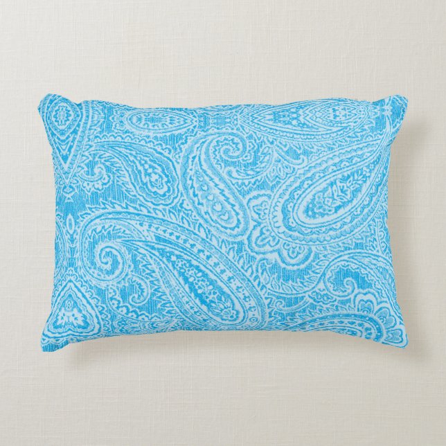 Ein lebendiges blaues Gewebe mit komplexen Mustern Dekokissen (Vorderseite)