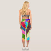 Ein lebendiges, farbenfroh gestreiftes Stoffmuster Capri Leggings (Rückseite)