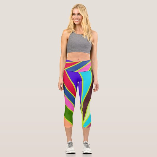 Ein lebendiges, farbenfroh gestreiftes Stoffmuster Capri Leggings (Vorderseite)