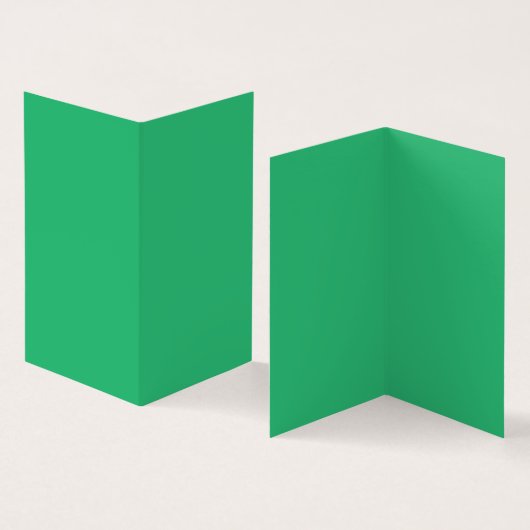 Ein lebendiges grünes Blatt mit prominenten Venen (Innenseite und Außenseite)