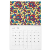 Ein lebendiges Stück Textilkunst mit fett roten Au Kalender (Mär 2026)