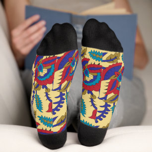 Ein lebendiges Stück Textilkunst mit fett roten Au Socken