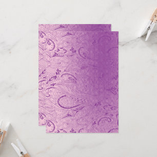 Ein lebendiges violettes Stoffdesign mit aufwendig Einladung
