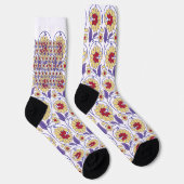 Ein lebhaftes Design mit gelbem und orangefarbenem Socken (Rechts)