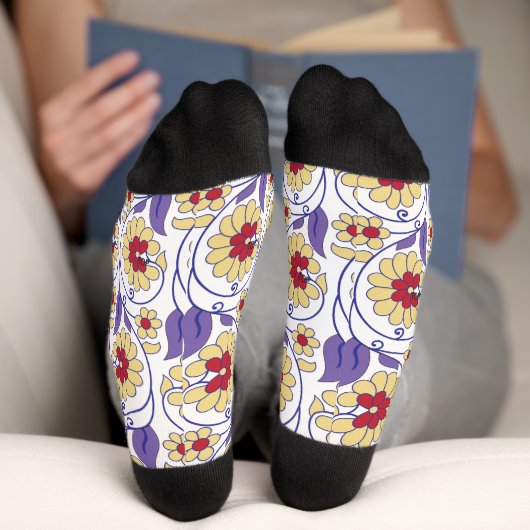 Ein lebhaftes Design mit gelbem und orangefarbenem Socken (Unterseite)
