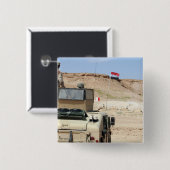 Ein Lehrer beobachtet wie ein irakischer Soldat Button (Vorne & Hinten)