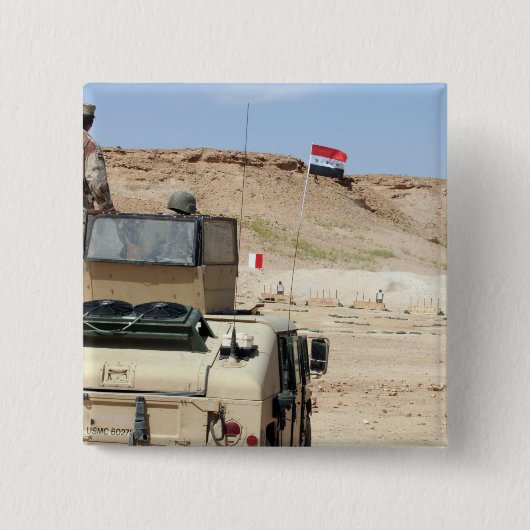 Ein Lehrer beobachtet wie ein irakischer Soldat Button (Vorderseite)