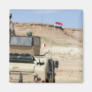 Ein Lehrer beobachtet wie ein irakischer Soldat Magnet