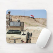 Ein Lehrer beobachtet wie ein irakischer Soldat Mousepad (Mit Mouse)