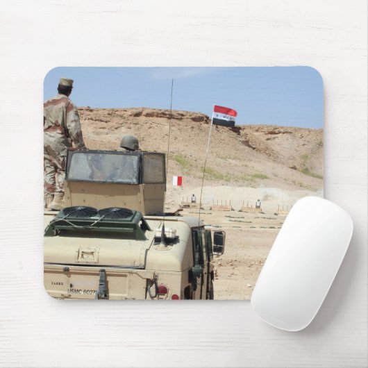 Ein Lehrer beobachtet wie ein irakischer Soldat Mousepad (Mit Mouse)