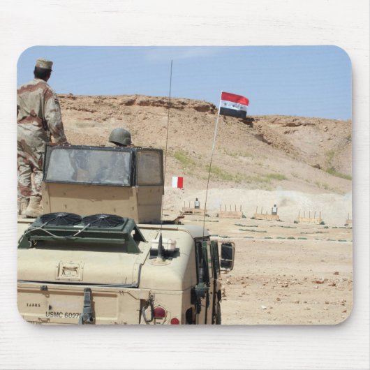 Ein Lehrer beobachtet wie ein irakischer Soldat Mousepad (Vorne)