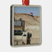 Ein Lehrer beobachtet wie ein irakischer Soldat Silbernes Ornament (Rechts)