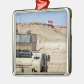 Ein Lehrer beobachtet wie ein irakischer Soldat Silbernes Ornament (Links)