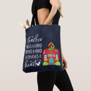 Ein Lehrer nimmt die Hand Tasche