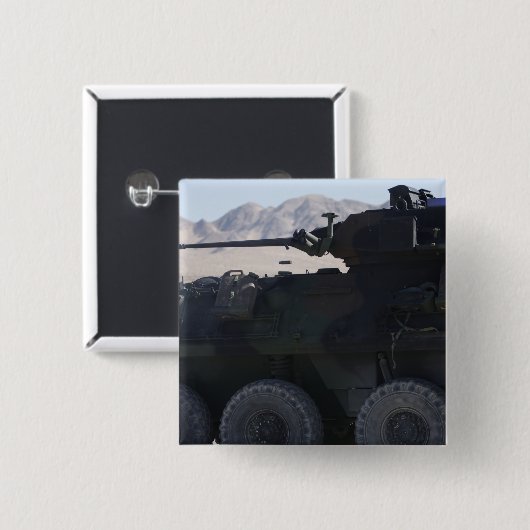 Ein leicht gepanzertes Fahrzeug feuert Button (Vorne & Hinten)