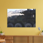 Ein leicht gepanzertes Fahrzeug feuert Leinwanddruck (Insitu (Wohnzimmer))