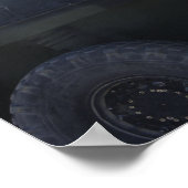 Ein leicht gepanzertes Fahrzeug feuert Poster (Ecke)