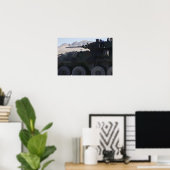 Ein leicht gepanzertes Fahrzeug feuert Poster (Heimbüro)