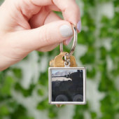 Ein leicht gepanzertes Fahrzeug feuert Schlüsselanhänger (Hand)