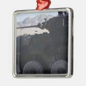 Ein leicht gepanzertes Fahrzeug feuert Silbernes Ornament (Links)